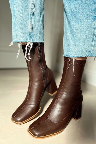 POLKA STORE Harmony Bitter Brown Stretch Γυναικείο μποτάκι με φερμουάρ με τακούνι μεταξύ των δακτύλων