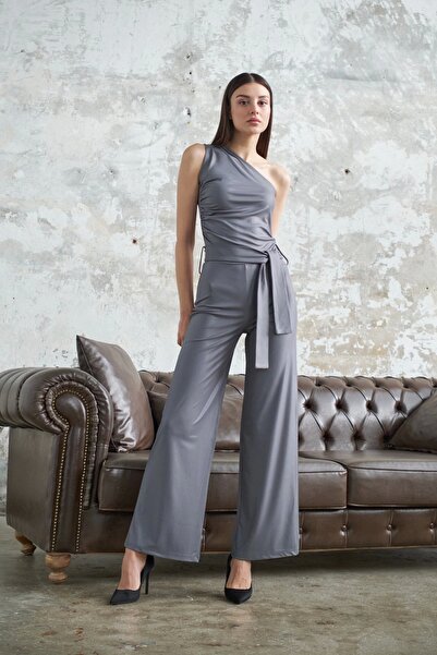 allys ASİMETRİK TEK OMUZ TULUM YAN FERMUARLI BÜZGÜ DETAYLI KENDİ KUMAŞINDAN KEMERLİ