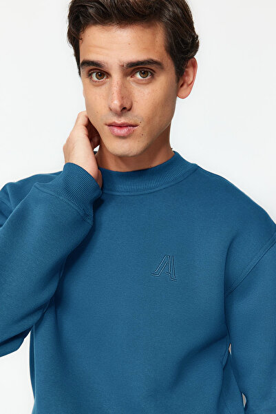 Kolekcia Trendyol Indigo oversize/široký strih mikina s vyšívaným písmenom s polovičným rolákom Tmnaw24Sw00046