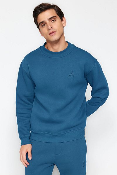 Trendyol Collection Indigo Oversize/Wide Cut Half Rollkragen-Sweatshirt mit Buchstabenstickerei und Fleece-Innenseite TMNAW24SW00046