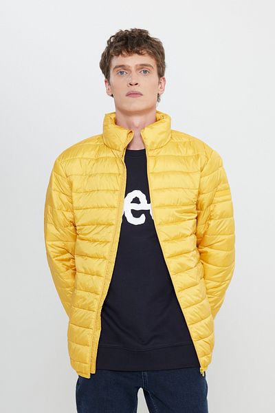 Riders by Lee Regular Fit Herren-Pufferjacke mit normaler Passform und Stehkragen und Reißverschluss in Senfgelb