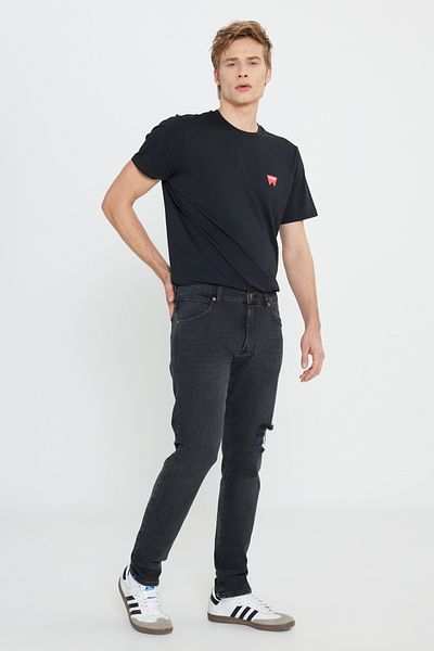 WRANGLER Larston Slim Fit Schmal geschnittene Jeans mit niedriger Taille und schmalem Bein, schwarze Stretch-Jeans für Herren