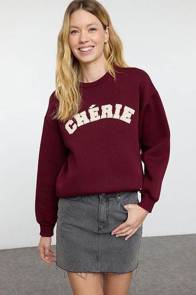 Trendyol Collection Burgunderrotes, dickes Fleece-Sweatshirt in Übergröße/bequemer Passform mit Slogan-Stickerei TWOAW25SW00030