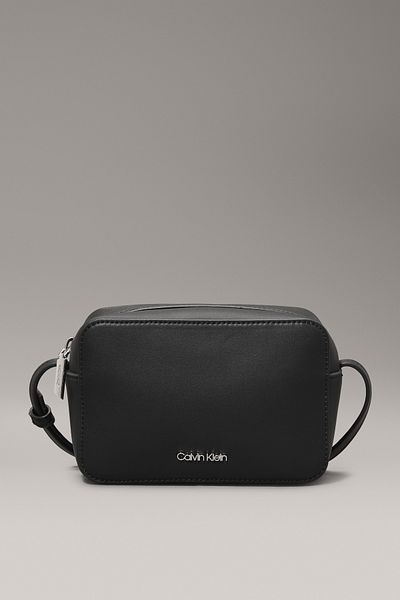 Calvin Klein Schwarze Umhängetasche aus Kunstleder – Crossbody, für den täglichen Gebrauch, stilvoll und funktional