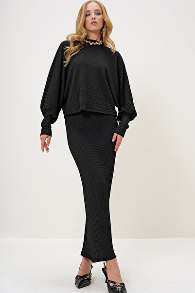 Trend Alaçatı Stili Kadın Siyah Dik Yaka Prenses Kol Geniş Kesim Gofre Kumaş Bluz Ve Yırtmaçlı Etek Takım ALC-X13261
