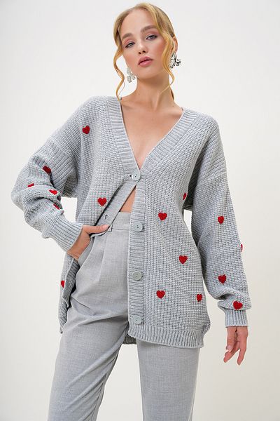 Trend Alaçatı Stili Dámská šedá pletenina s výstřihem do V, srdcem vyšívaná v midi délce, Cardigan Alc-X12983