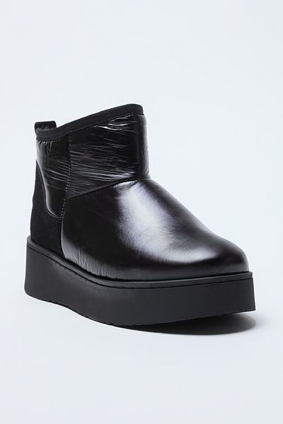 TRENDYOL SHOES Schwarze, metallische, wasserabweisende, flache Damenstiefel mit kurzem Absatz und Fell TAKAW25BO00030