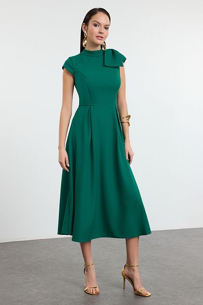 Trendyol Collection Grünes, plissiertes, gewebtes, stilvolles Kleid in A-Linie TPRAW25EL00151