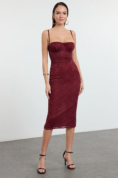 Trendyol Collection Spitzen-Midikleid in Burgunderrot mit Strickfutter – TPRAW25EL00120