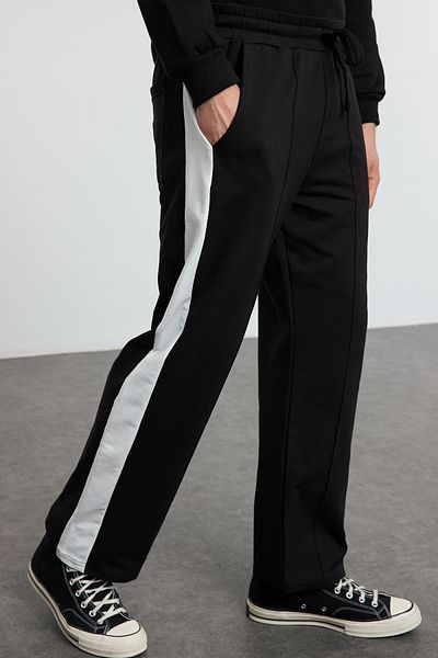 Trendyol Collection Spodnie dresowe oversize z otwartymi nogawkami w kolorze czarnym - Tmnaw25Ea00006