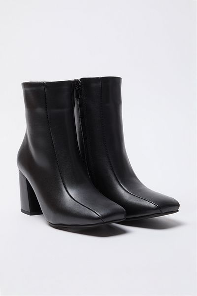 TRENDYOL SHOES Schwarze Damenstiefel mit quadratischer Zehenpartie und Blockabsatz – TAKAW25BO00003