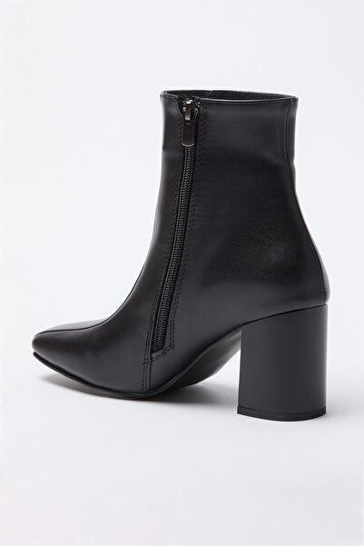 TRENDYOL SHOES Négyzet orrú fekete tömbsarkú női csizma - TAKAW25BO00003