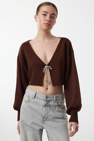 Trendyol Collection Hnědý svetřík z pleteniny Super Crop - detail mašle Twoaw24Hi00315