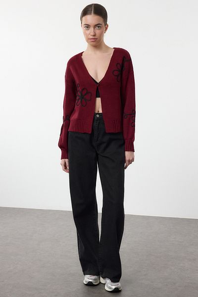 Trendyol Collection Weinroter Strick-Cardigan mit V-Ausschnitt und Stickerei-Detail TWOAW25HI00291