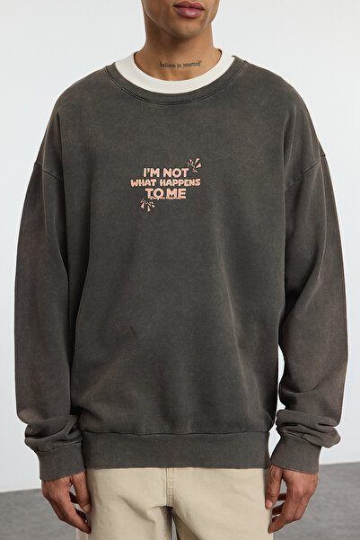 Trendyol Collection Кафяв суитшърт с широк крой и изпъкнал дизайн, щампа и изпъкналост TMNAW25SW00041