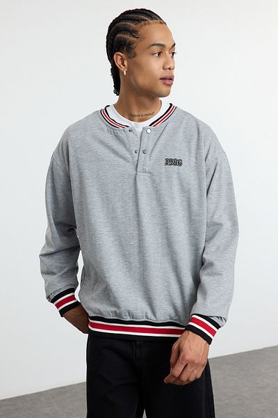 Trendyol Collection Grau Melange Oversize/Wide Cut besticktes Strickband Detailliertes Sweatshirt ohne Roségold TMNAW25SW00176