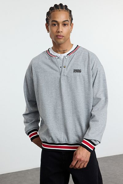 Trendyol Collection Grau Melange Oversize/Wide Cut besticktes Strickband Detailliertes Sweatshirt ohne Roségold TMNAW25SW00176