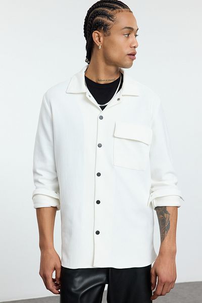 Trendyol Collection Λευκό Κανονική εφαρμογή Μία τσέπη Μία τσέπη Κλείσιμο με κουμπωτό πλεκτό άνετο άνετο πουκάμισο από ελαστικό ύφασμα TMNAW24GO00030