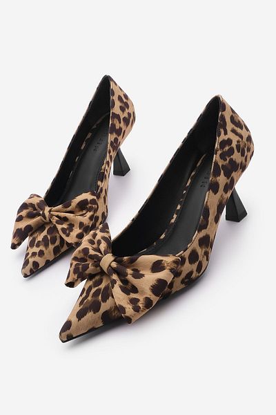 Marjin Esilas Stiletto mit Leopardenmuster – spitzer Zehenbereich und Schleifendetail