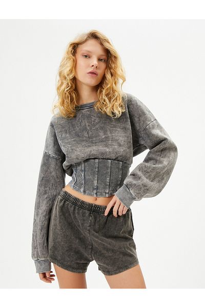 Koton Raised Corset Detailliertes Crop-Sweatshirt mit blassem Effekt, langärmlig, Rundhalsausschnitt, schmale Passform