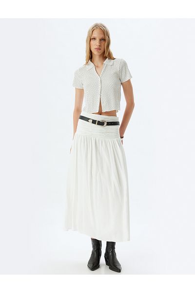 Koton Crop-T-Shirt mit gepunktetem Hemdkragen – geknöpft, kurze Ärmel