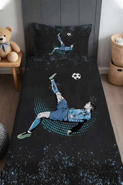 EVPANYA Mavi Formalı Taçlı Futbolcu Desenli Yatak Örtüsü ve Yastık Kılıfı