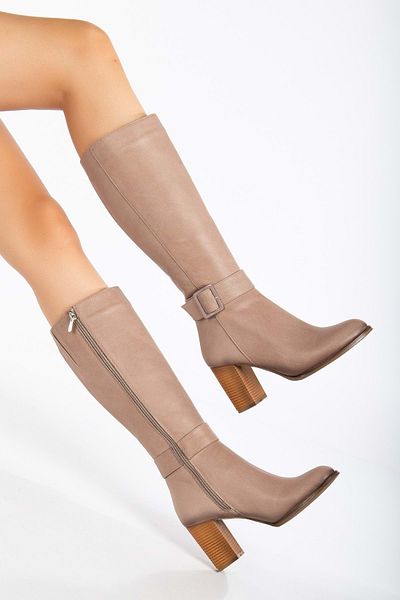 ANALİN SHOES Γυναικείες μπότες με τακούνι από γνήσιο δέρμα σε χρώμα πέτρας - Λεπτομέρεια με αγκράφα