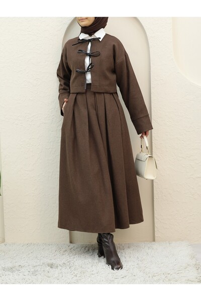 Modamorfo Souprava se zavazováním vpředu s plisovanou sukní - hnědá