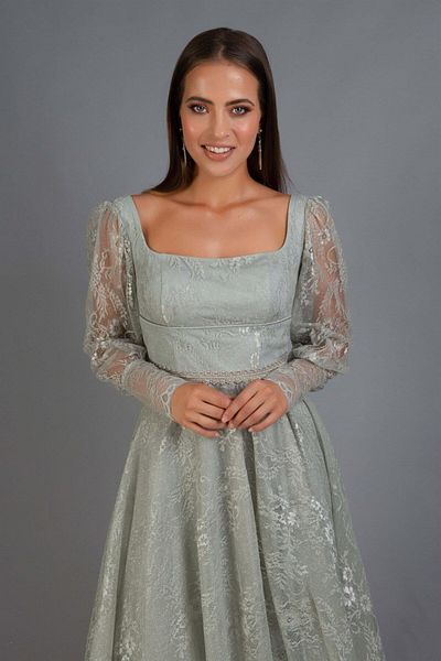 Carmen Çağla Verlobungsabendkleid aus Spitze mit quadratischem Ausschnitt