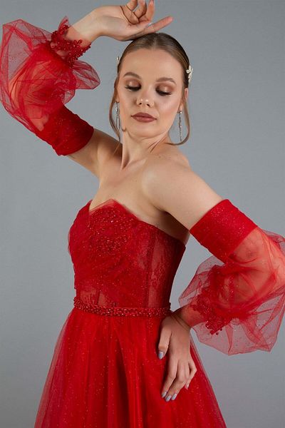 Carmen Rotes, tiefärmliges Verlobungsabendkleid aus Tüll