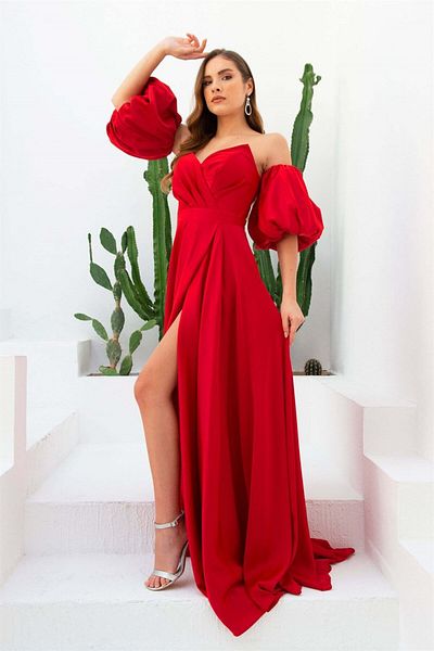 Carmen Langes Abendkleid aus rotem Satin mit Ballonärmeln und Schlitz
