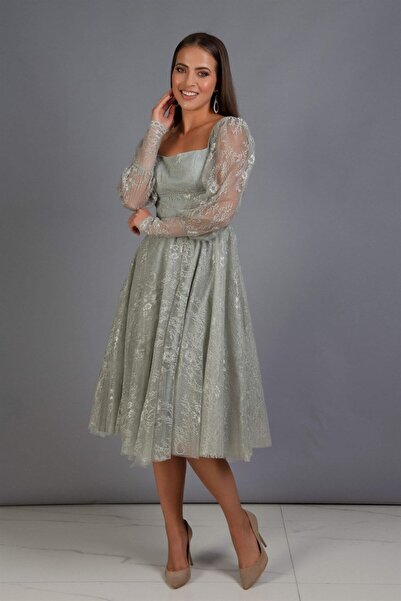 Carmen Çağla krajkové zásnubní večerní šaty s čtvercovým výstřihem