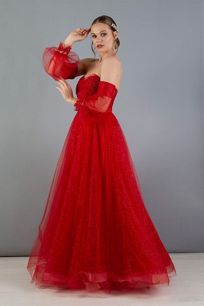 Carmen Rotes, tiefärmliges Verlobungsabendkleid aus Tüll