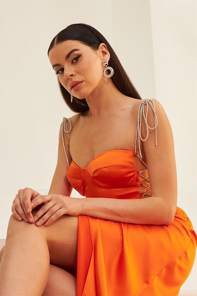 Carmen Orangefarbenes, aus Satin gebundenes langes Abendkleid und Einladungskleid