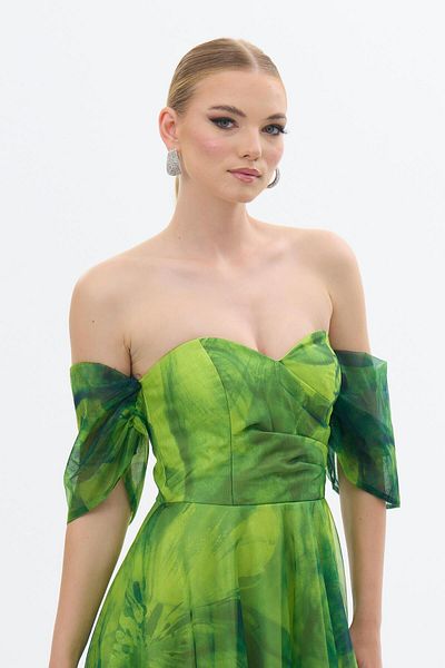 Carmen Grünes Organza-Abendkleid mit tiefen Ärmeln
