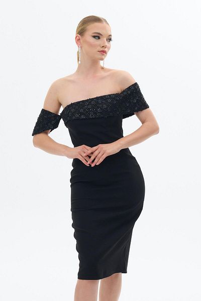 Carmen Schwarzes Abendkleid aus Crêpe mit Steindetail - Kleid mit tiefen Ärmeln