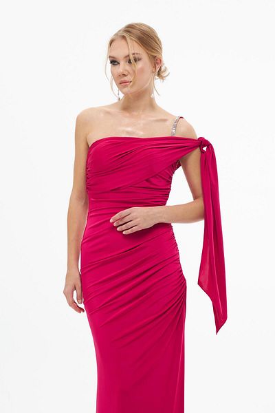 Carmen Fuchsia Sandy Langes Abendkleid mit Schlitz und einem Ärmel