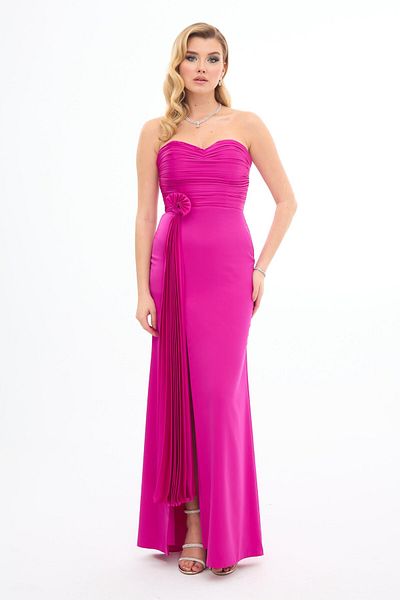 Carmen Fuchsiafarbenes, tief ausgeschnittenes Abendkleid aus Satin mit Schlitz