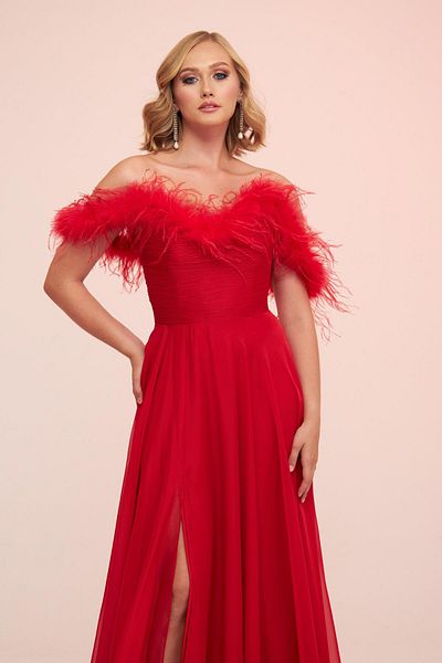 Carmen Langes Abendkleid aus rotem Chiffon mit Federn und Schlitz