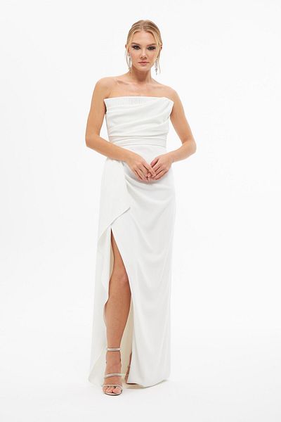 Carmen Ecrufarbenes, mit Steinen bedrucktes, langes Brautkleid mit Schlitz