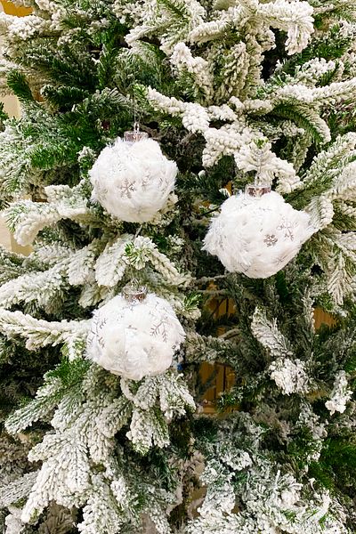 Yusuf Dirik YD Party Supplies Christmas Tree Ball Luxury Plush Silver Snowflake Printed 3 Pieces 8 cm