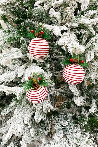 Yusuf Dirik YD Party Supplies New Year Tree Ball Luxury Red Striped Pinecone and Coconut Detailed 3 Pieces 10 cm
