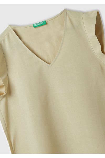 United Colors of Benetton بلوزة نسائية بيج ليوسيل وكتان مختلطة بقصة واسعة ورقبة على شكل حرف V