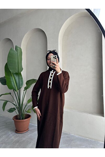 Bahar Altundemir فستان حجاب كبير الحجم مزود بأزرار على شكل حرف V ومضلع باللون...