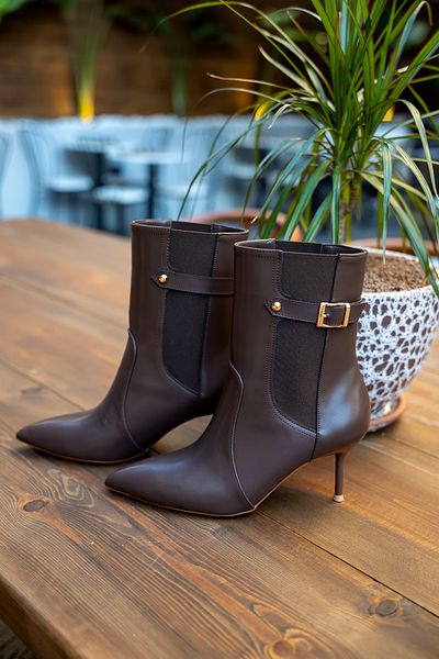 LAMİNTA Oleg Bitter Brown Belted Buckle Λεπτομερείς ελαστικές γυναικείες μπότες με λεπτό τακούνι