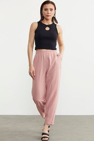 Sementa Pantaloni roz din crepon - Detaliu cu cordon pentru picioare