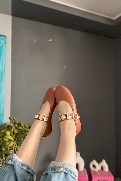 SHOEBELLAS Λεπτομερείς γυναικείες μπαλαρίνες Beef Tan Skin Gold Buckle