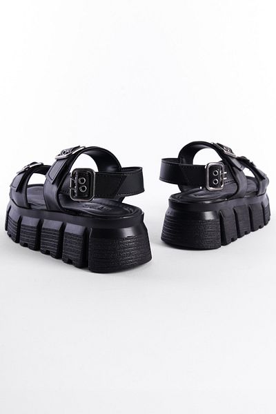 Capone Outfitters Damensandalen mit Keilabsatz und doppelter Riemenschnalle