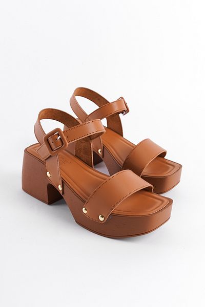 Capone Outfitters Damensandalen mit stumpfer Zehenpartie und einem Riemen mit Plateauabsatz
