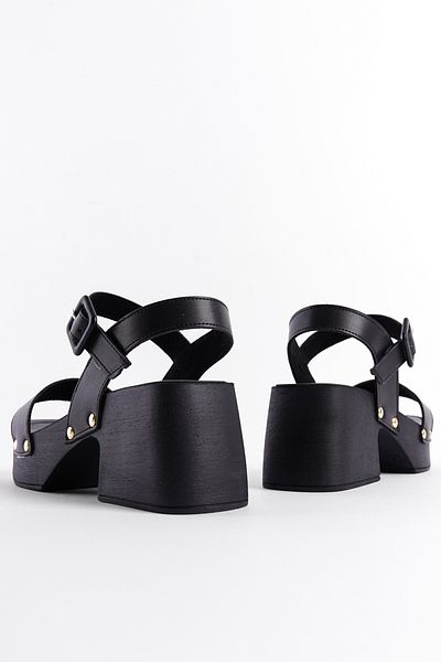 Capone Outfitters Damensandalen mit stumpfer Zehenpartie und einem Riemen mit Plateauabsatz